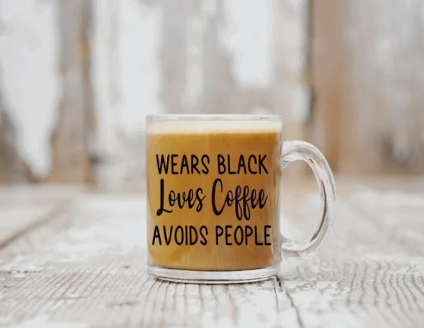 Viste de negro Ama el café Evita a la gente Taza de café de vidrio