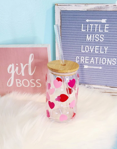 Vaso de cerveza con forma de piruleta y corazones