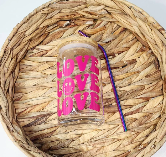 Vaso de cerveza con forma de lata y cara feliz de amor