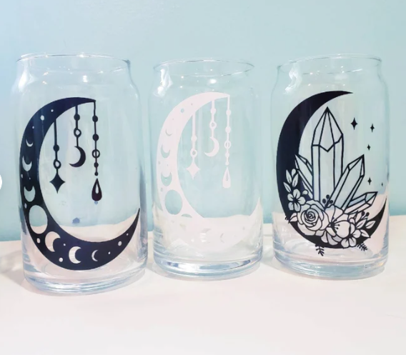 Vaso de cerveza con forma de luna de cristal y flores