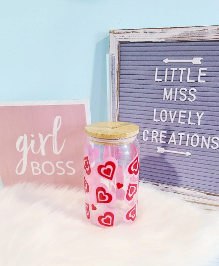 Vaso de cerveza en forma de lata con corazones retro para San Valentín