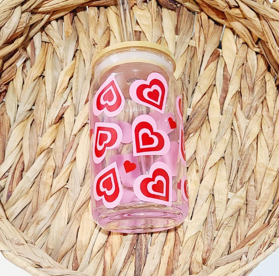 Vaso de cerveza en forma de lata con corazones retro para San Valentín