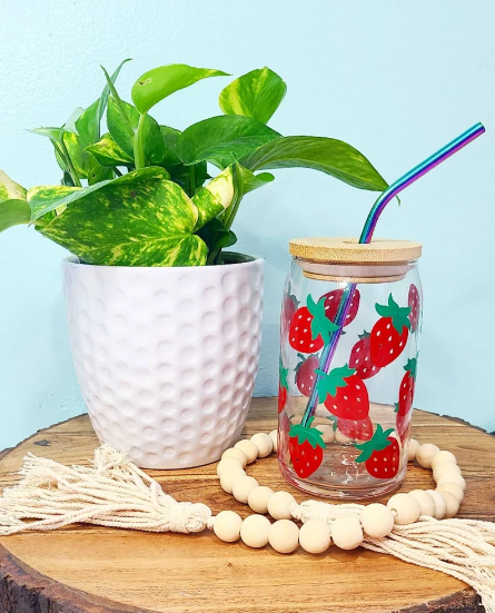 Vaso de cerveza en forma de lata de fresa