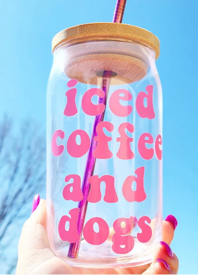 Vaso de cerveza con café helado y perros