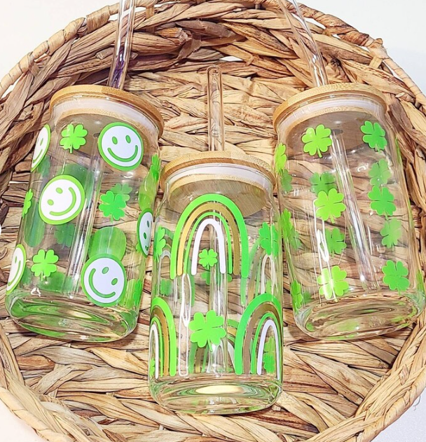 Vasos de cerveza en forma de lata para el Día de San Patricio