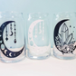Vaso de cerveza con forma de luna de cristal y flores