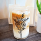 Vaso de café helado con lata de cerveza y flores silvestres