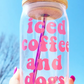 Vaso de cerveza con café helado y perros